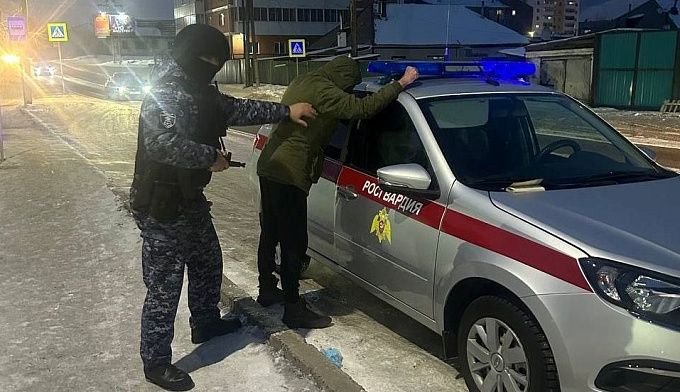 Житель Бурятии с ножом пытался ворваться в дом к женщине с ребенком 