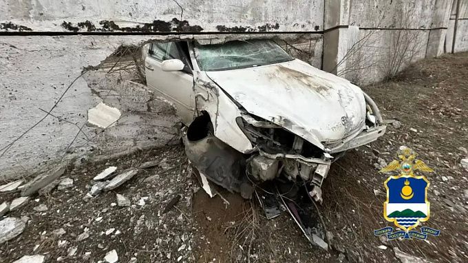 В Улан-Удэ водитель протаранил забор и сбежал с места ДТП 