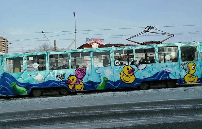 По улицам Улан-Удэ начал курсировать веселый эко-трамвай