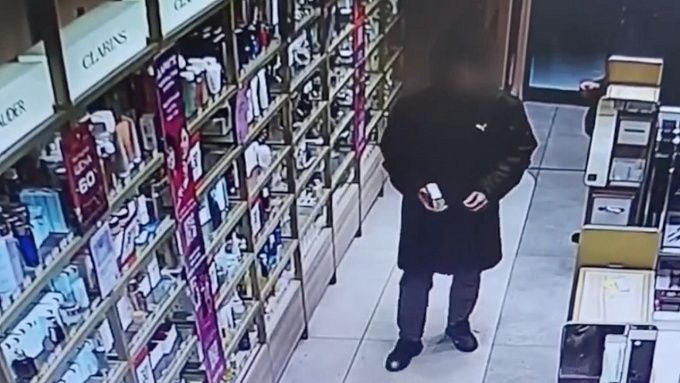 В Улан-Удэ школьник украл духи и продал прохожим