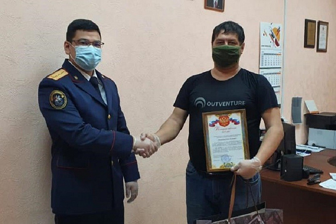 В Улан-Удэ наградили работника станции, спасшего новорожденного ребенка