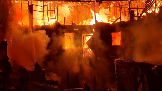 МЧС: В Улан-Удэ 32 пожарных тушили крупное возгорание в хостеле (ФОТО)