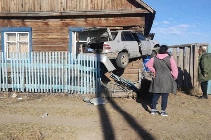 В Улан-Удэ «Тойота» врезалась в жилой дом. Есть пострадавшие, в том числе младенец (ФОТО)