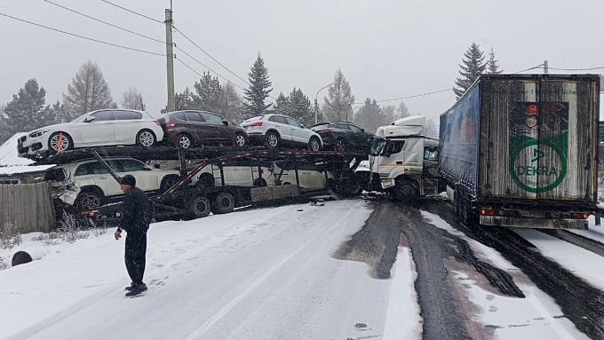 Два большегруза столкнулись на трассе «Байкал»