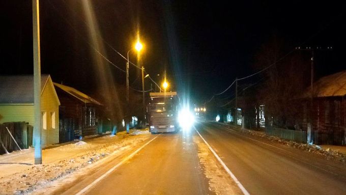 В Бурятии водитель легковушки врезался в стоящую фуру
