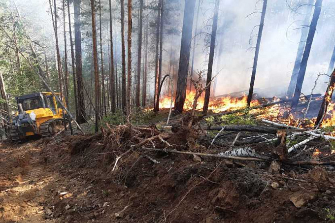 В Бурятии продолжают тушить сложный лесной пожар