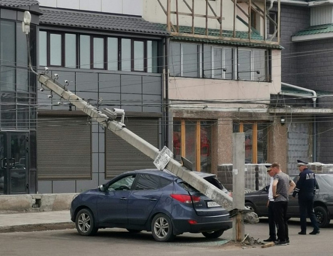 В Улан-Удэ на автомобиль упал столб (ФОТО)