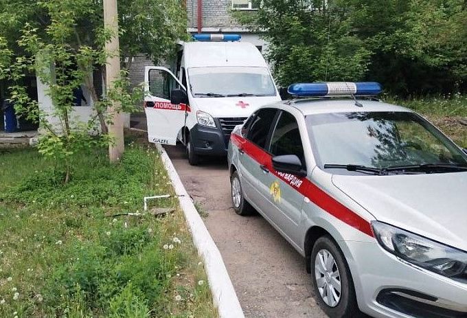 В Улан-Удэ буйная девушка напала на фельдшера скорой помощи