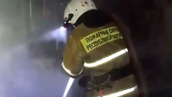 Пламя охватило квартиру в районе Бурятии Пламя охватило квартиру в районе Бурятии