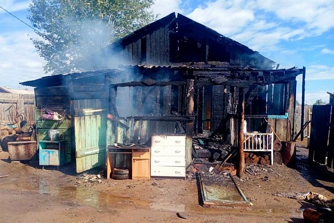 В Бурятии многодетная семья едва не лишилась крова из-за пожара