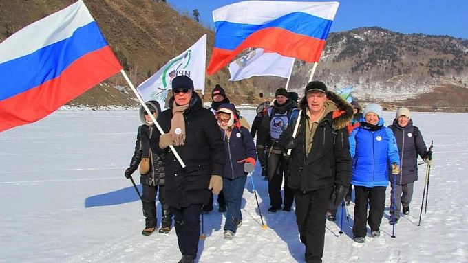 На Байкале состоялся массовый ледовый переход в честь Года нерпы