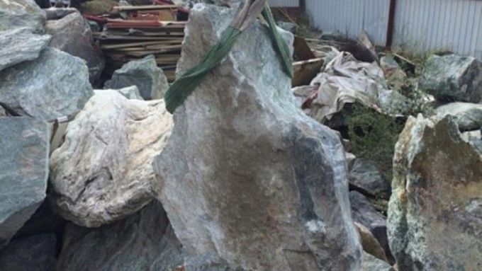 Нефрит на 55 млн рублей хранил в гараже житель Бурятии 