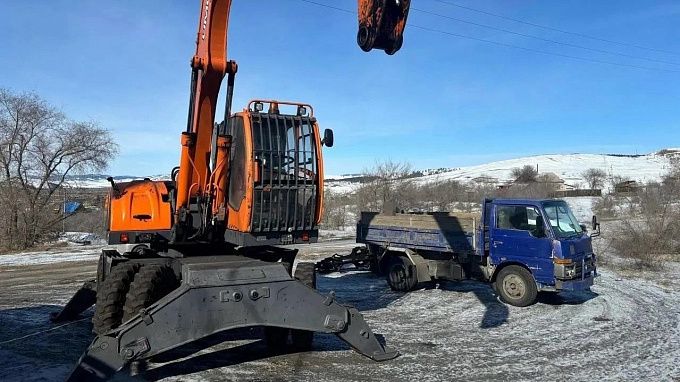 Ковш от экскаватора насмерть придавил работника в районе Бурятии 