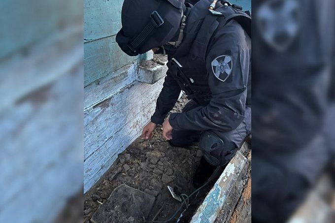 В Бурятии строители наткнулись на гранату, разбирая дом