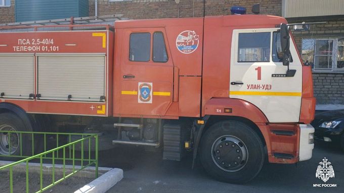 В Улан-Удэ пожарные спасли ребенка по лестничному маршу