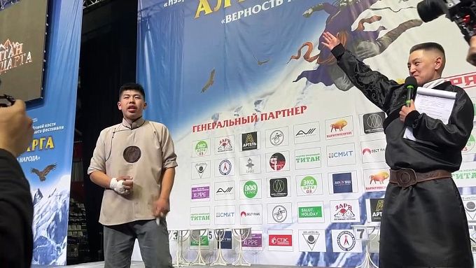 В Улан-Удэ участник из Монголии установил новый мировой рекорд по разбиванию хребтовой кости