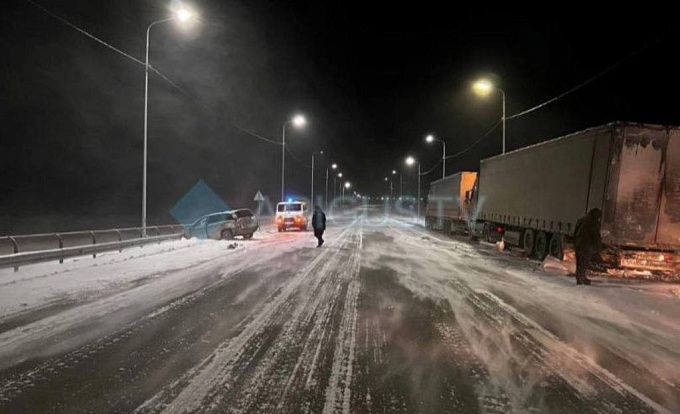Водитель влетел в стоящую на трассе фуру в Бурятии