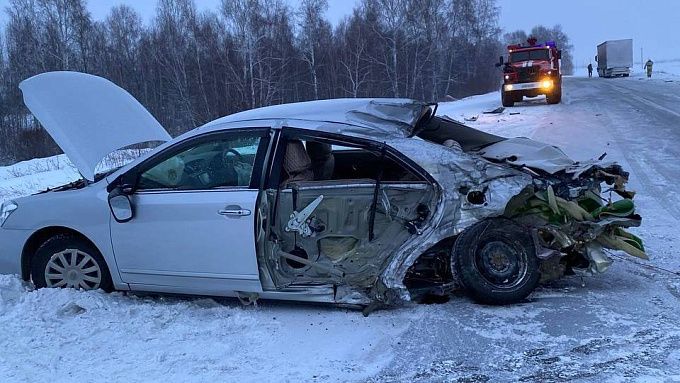 Легковушка и фура столкнулись на трассе «Байкал» 