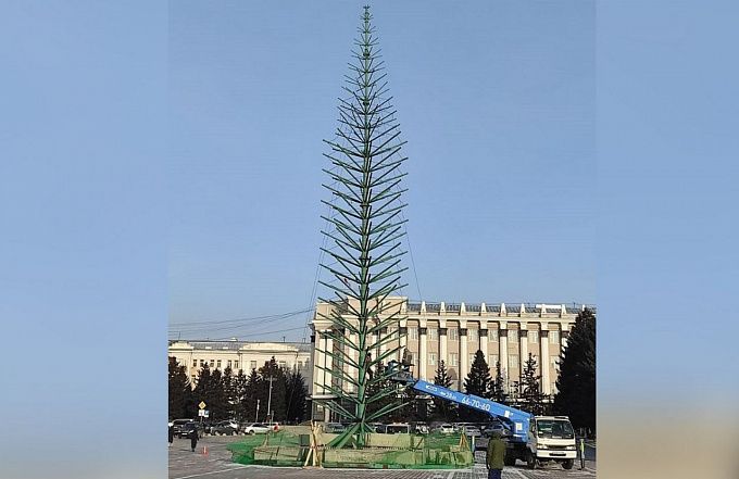 Каркас новогодней елки установили на главной площади Улан-Удэ
