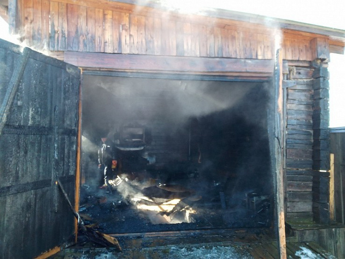 В Бурятии автомобиль сгорел в гараже (ФОТО)