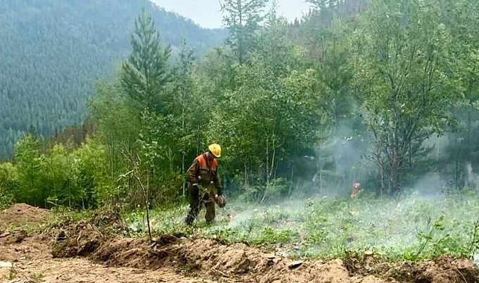 Лесники Бурятии продолжают бороться с грозовыми пожарами