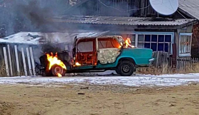 Автомобиль вспыхнул в поселке Бурятии. ФОТО 