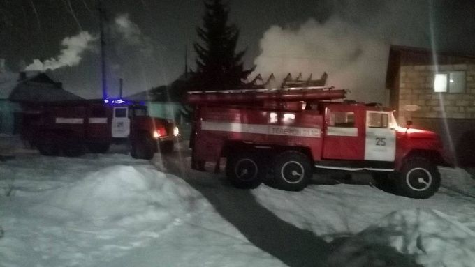 Двух детей эвакуировали из страшного пожара в Бурятии