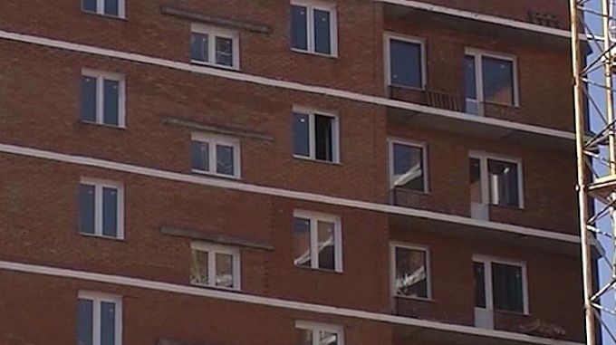 Улан-удэнец получил от застройщика квартиру с щелями в окнах
