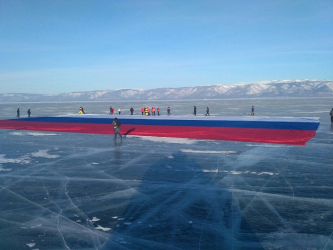 На льду Байкала растянули самый большой флаг России