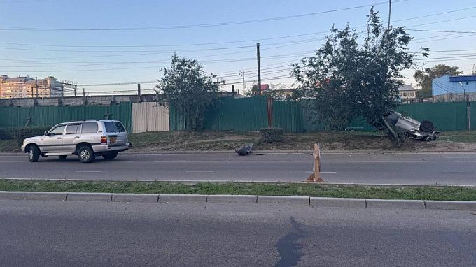 Автомобиль врезался в электроопору и перевернулся в центре Улан-Удэ 