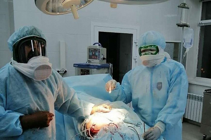 В Улан-Удэ пациентке с COVID-19, подключенной к ИВЛ, провели операцию