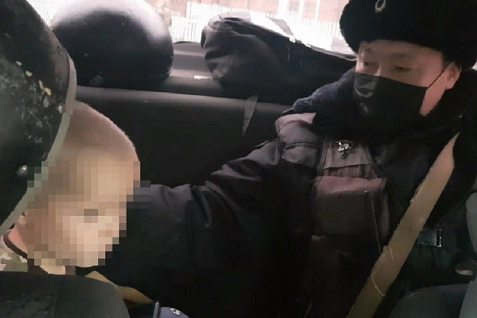 В Улан-Удэ росгвардейцы на пожаре спасли малыша. Его пришлось ловить из окна