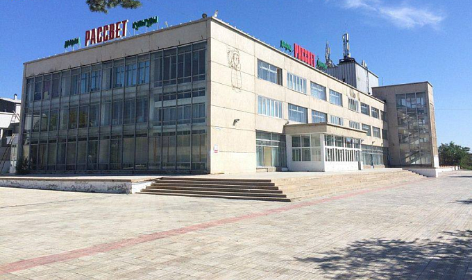 Витражи КДЦ «Рассвет» в Улан-Удэ впервые обновят спустя полвека