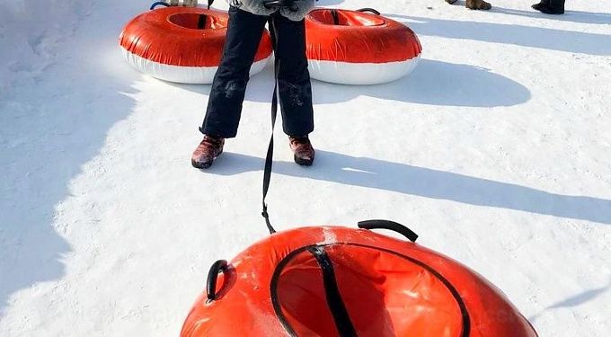 В Улан-Удэ 13-летняя девочка на тюбинге врезалась во внедорожник