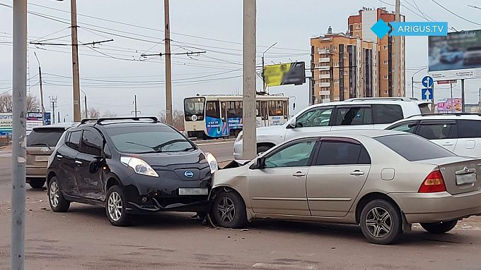 В Улан-Удэ женщина на «Ниссан» протаранила две машины
