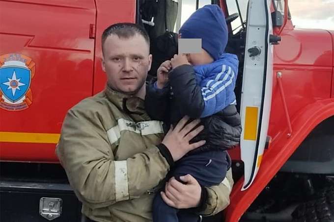 В Улан-Удэ пожарные нашли на обочине 4-летнего ребенка