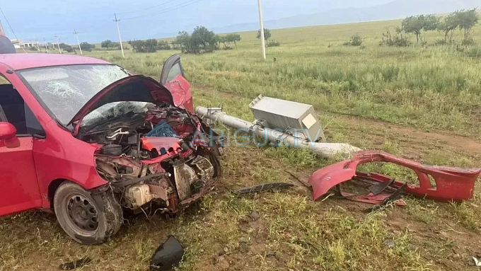 Пьяный водитель снёс дорожную камеру и угодил в больницу в Бурятии