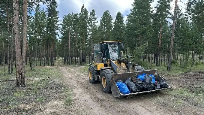 Стихийную свалку обнаружили в лесу в районе Бурятии