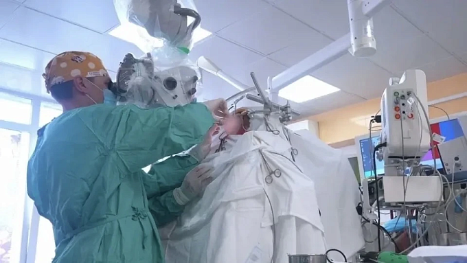 Редкую операцию по удалению опухоли мозга провели ребенку в Иркутске