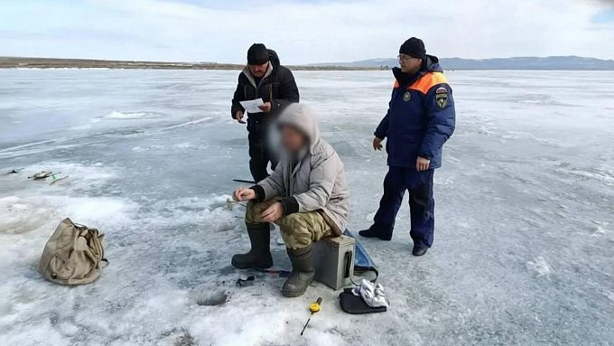 Шесть автомобилистов поймали во время выезда на лед в Бурятии
