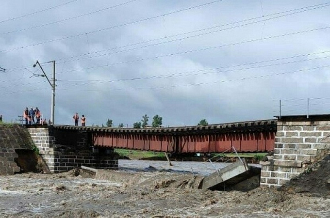 В Забайкалье из-за паводков обрушился железнодорожный мост на Транссибе