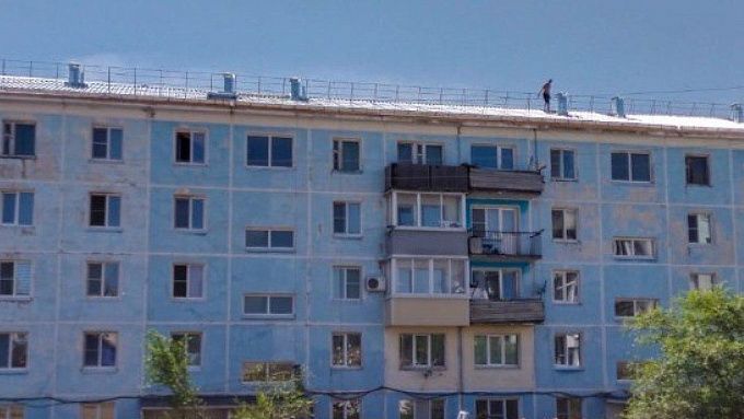 В районе Бурятии восстановили снесенную шквалистым ветром крышу