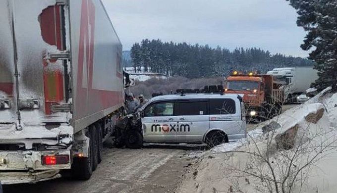 Минивэн столкнулся с фурой в районе Бурятии