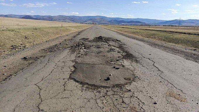 Разбитая дорога беспокоит жителей в районе Бурятии