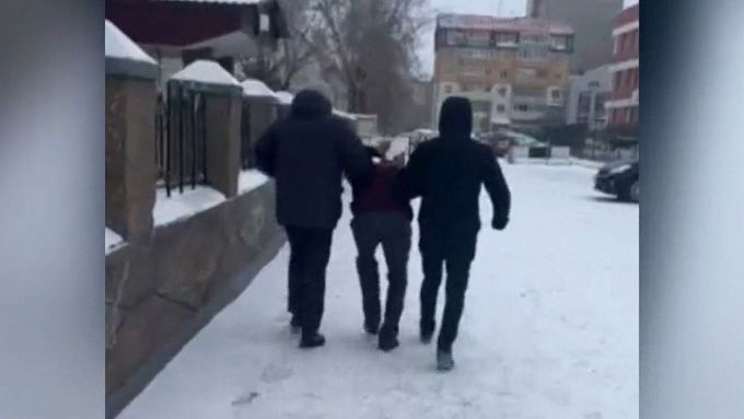 В Улан-Удэ задержали парня, избившего и ограбившего свою соседку
