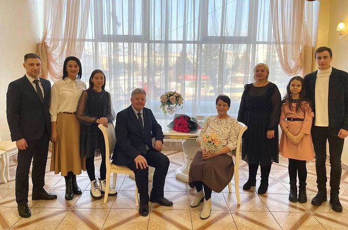 Полвека вместе: В Улан-Удэ пара отметила 50-летие со дня свадьбы