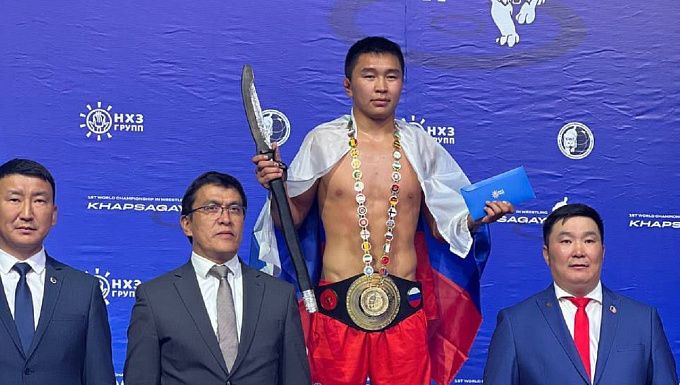 Спортсмен из Бурятии стал первым абсолютным чемпионом по борьбе хапсагай
