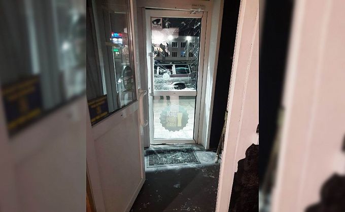 В Бурятии разъяренный парень сломал дверь за отказ продать ему алкоголь