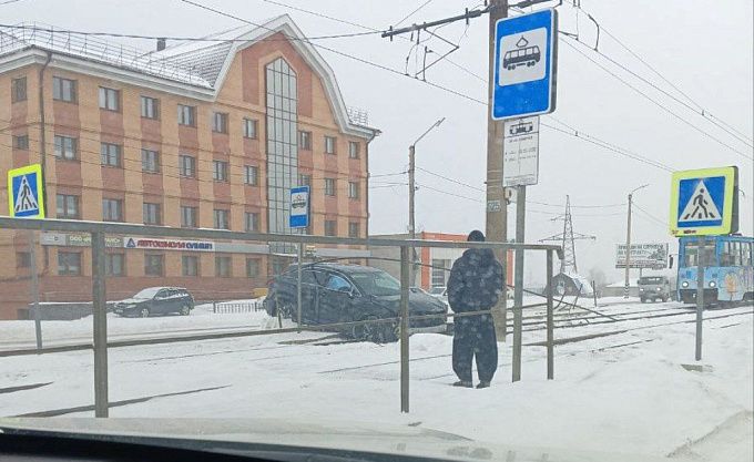 Автомобиль врезался в трамвайную остановку в Улан-Удэ