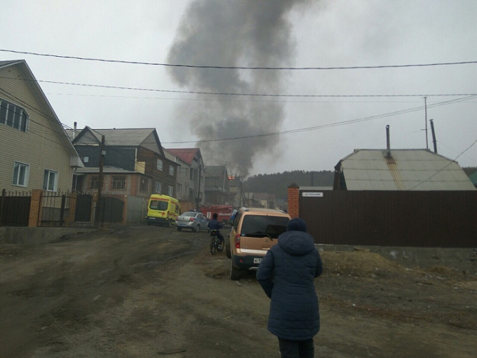 В Улан-Удэ горит жилой двухэтажный дом (ФОТО)